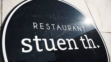 A black sign with the words "RESTAURANT" and "stueth."