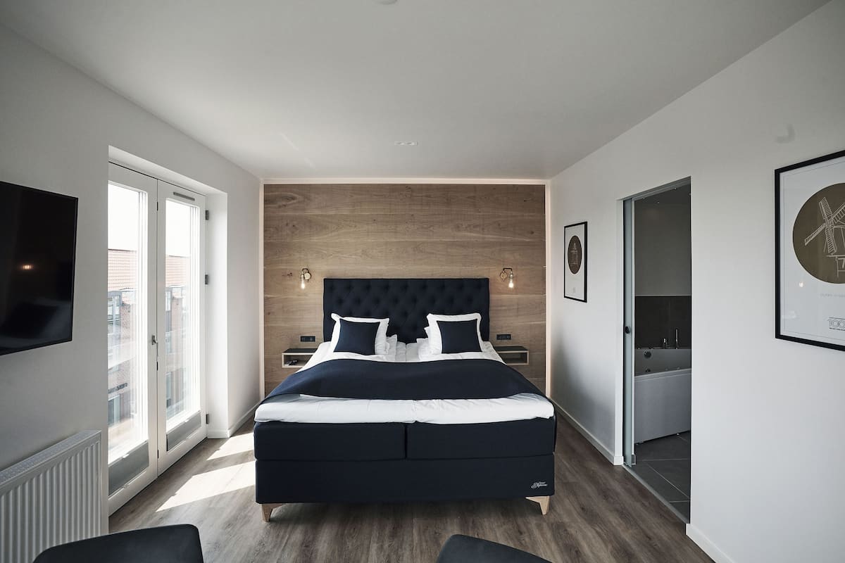 Panoramic Suite, 1 King Bed, Hot Tub, Corner | 1 bedroom, premium bedding, pillow-top beds, desk