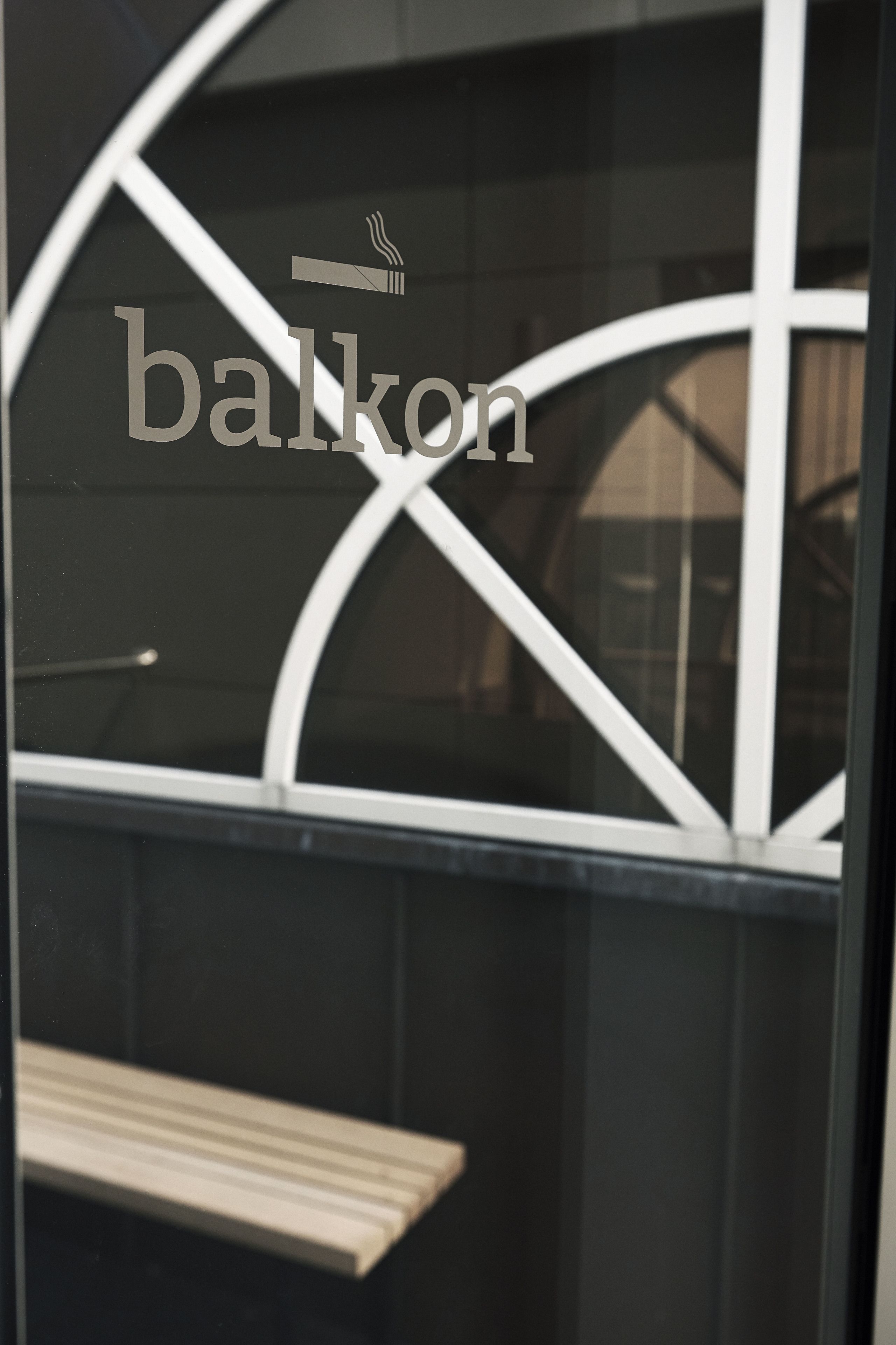 A modern interior with geometric patterns and the word "balkon" visible.