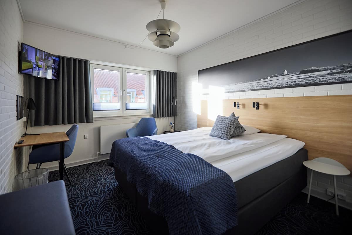 Economy Double Room | 1 bedroom, premium bedding, pillowtop beds, desk