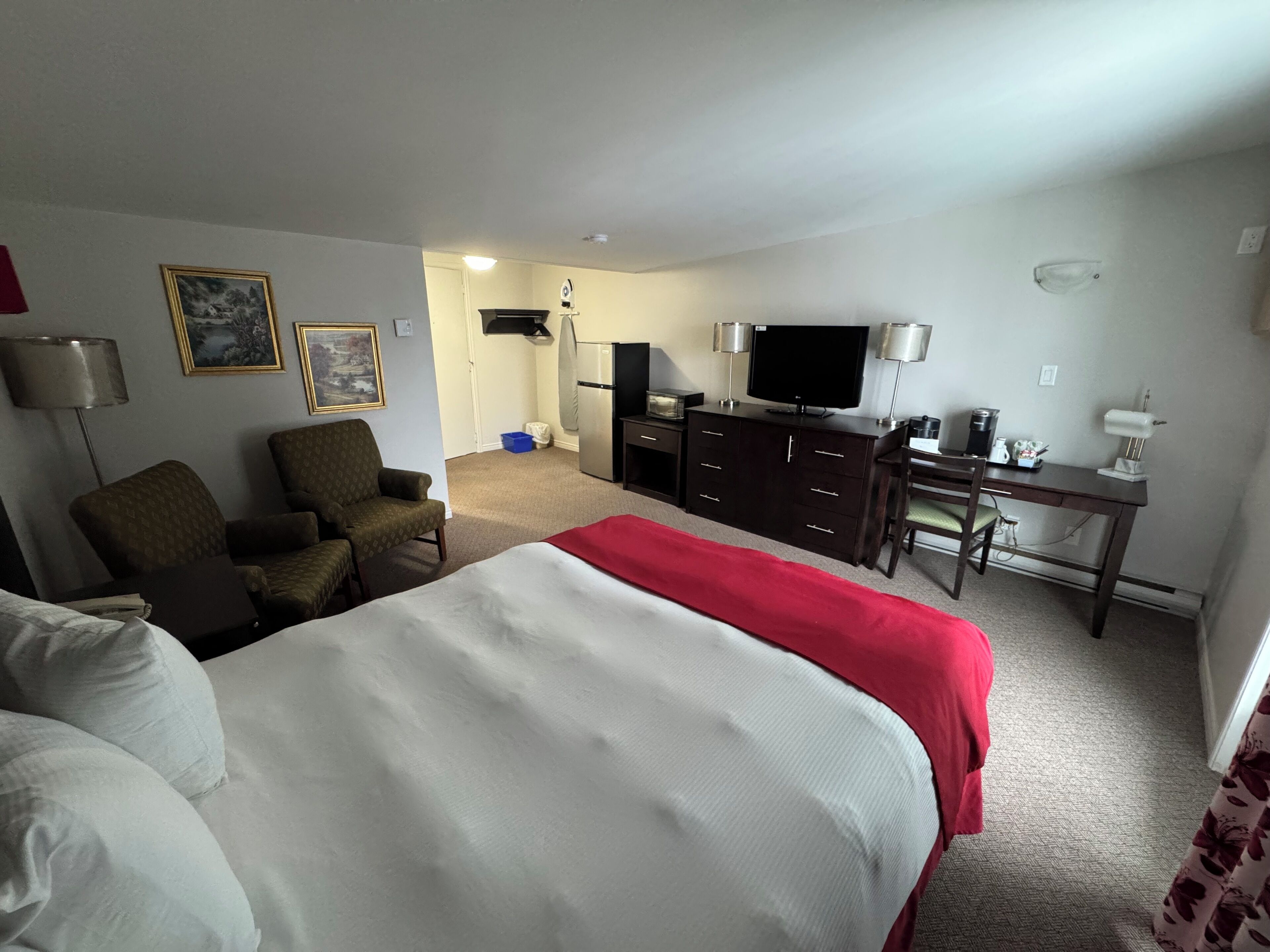 Escritorio, tabla de planchar con plancha, wifi gratis y ropa de cama 