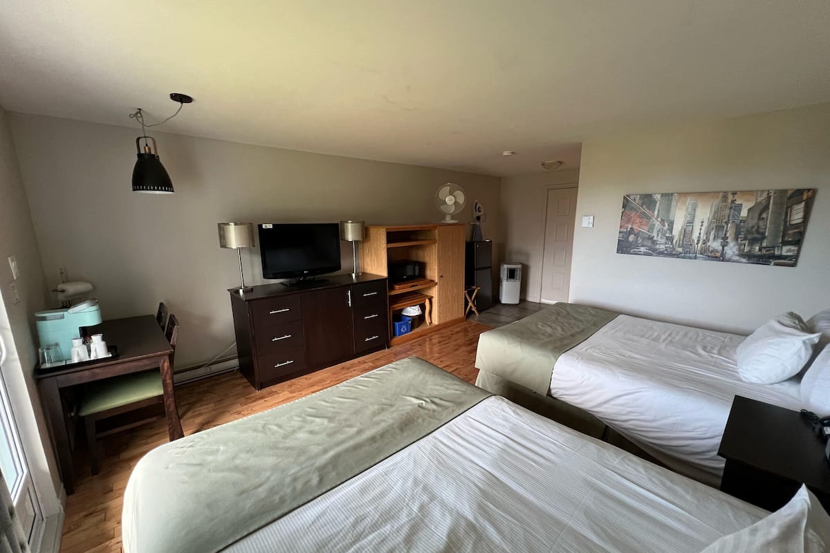 Habitación estándar, 2 camas Queen size | Escritorio, tabla de planchar con plancha, wifi gratis y ropa de cama