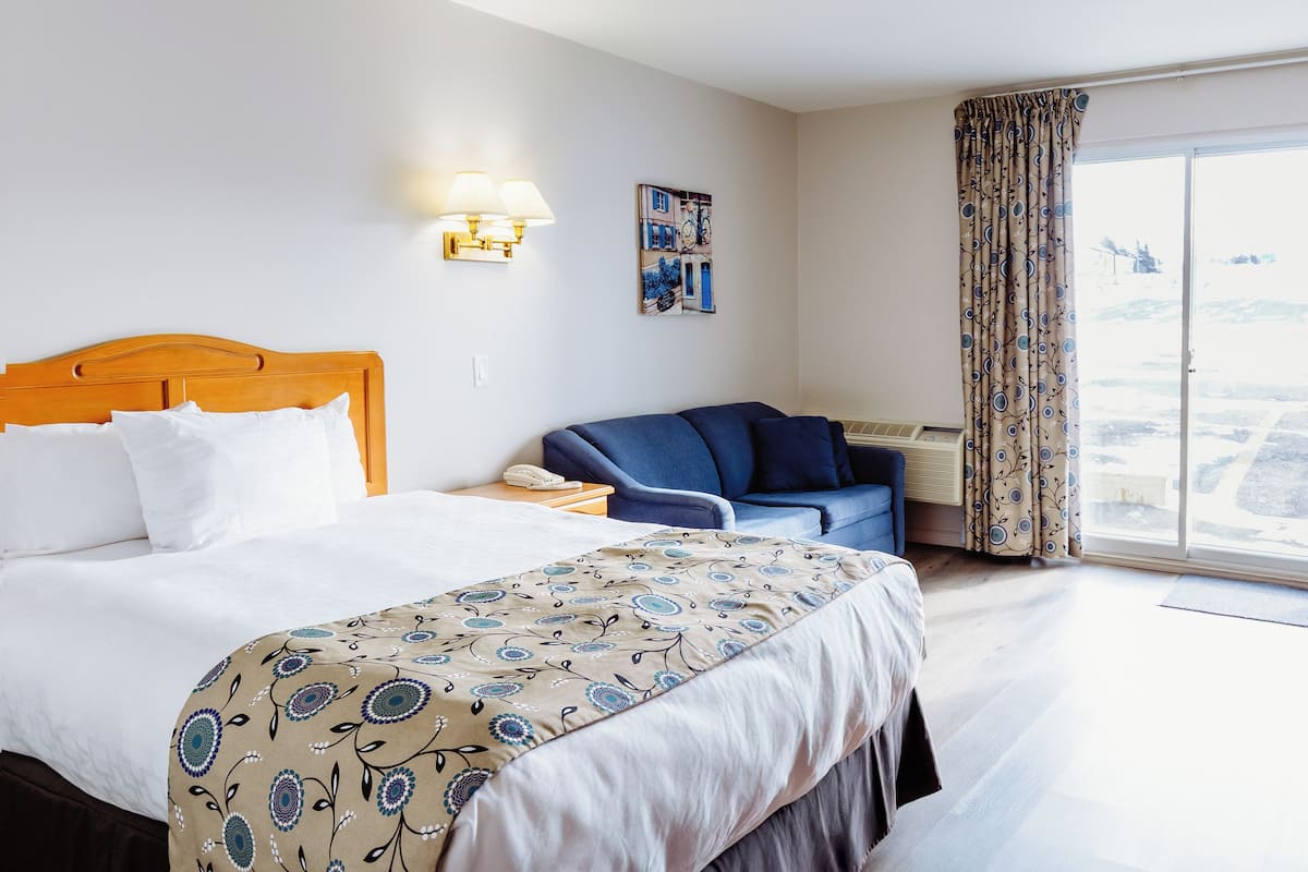 Rom – superior, 1 queensize-seng med sovesofa, tilgjengelighetstilpasset | Skrivebord, strykejern/-brett, wi-fi (inkludert) og sengetøy