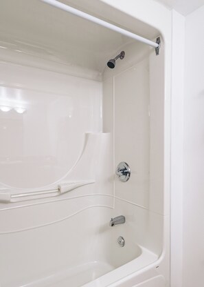 Combined shower/tub, free toiletries, hair dryer, towels - Mon Joli Motel (Sainte-Flavie)