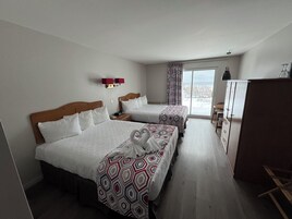 Habitación superior, 2 camas de matrimonio | Escritorio, tabla de planchar con plancha, wifi gratis y ropa de cama