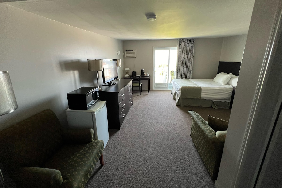 Habitación estándar, 1 cama Queen size y sofá cama, vista al mar | Escritorio, tabla de planchar con plancha, wifi gratis y ropa de cama