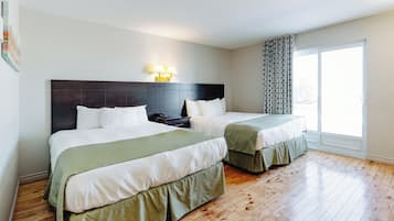 Escritorio, tabla de planchar con plancha, wifi gratis y ropa de cama