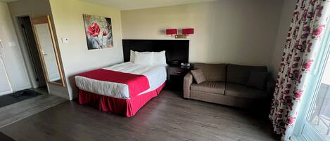 Standaard kamer, 1 queensize bed met slaapbank | Een bureau, een strijkplank/strijkijzer, gratis wifi, beddengoed