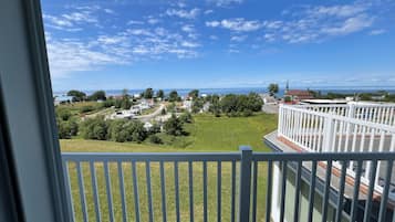 Standardzimmer, 1 Queen-Bett und Schlafsofa, Meerblick | Terrasse/Patio