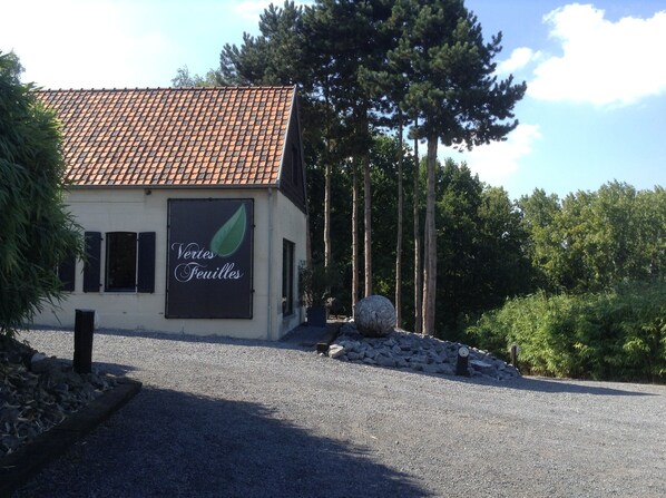 A building with a tiled roof and a sign reading "Vertes Feuilles". - Vertes Feuilles (Frasnes-Lez-Anvaing)