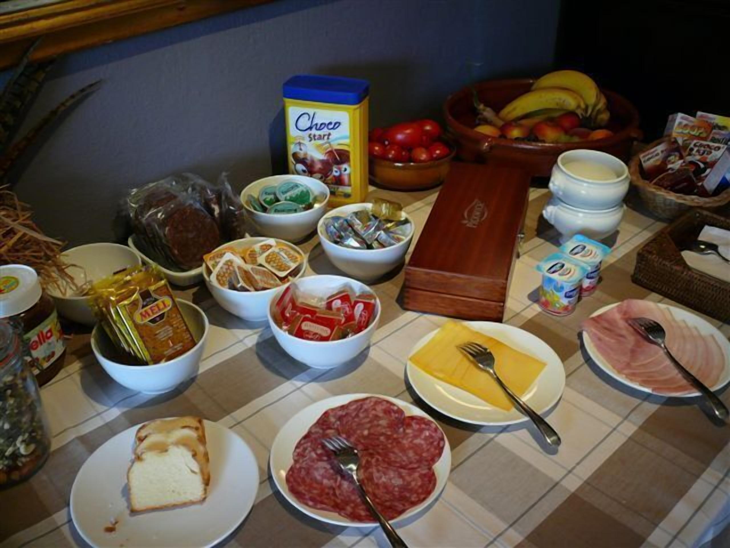 Un buffet de petit-déjeuner proposant une variété d’aliments et d’accompagnements.