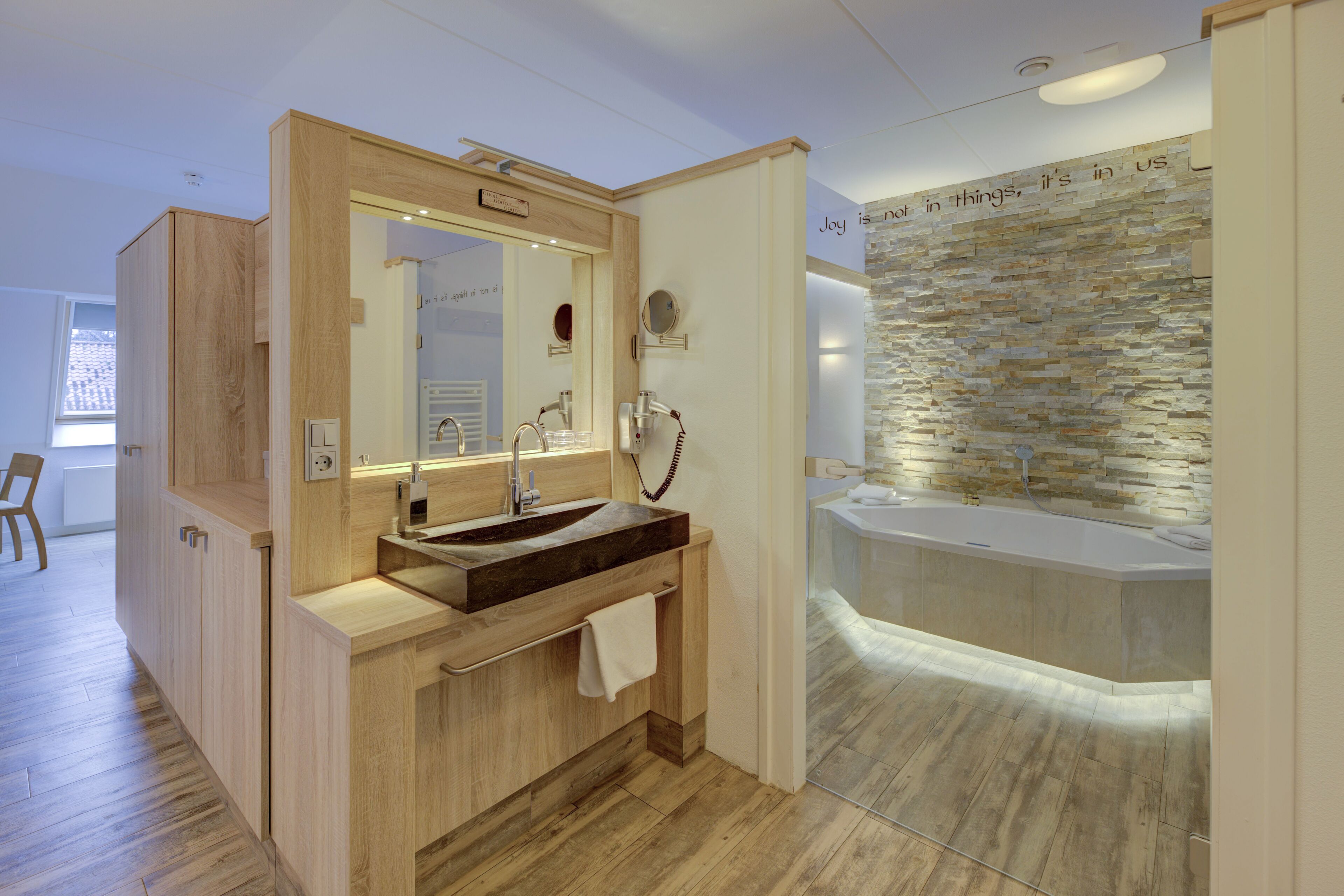 honeymoon suite | bathroom | free toiletries, hair dryer, towels, soap