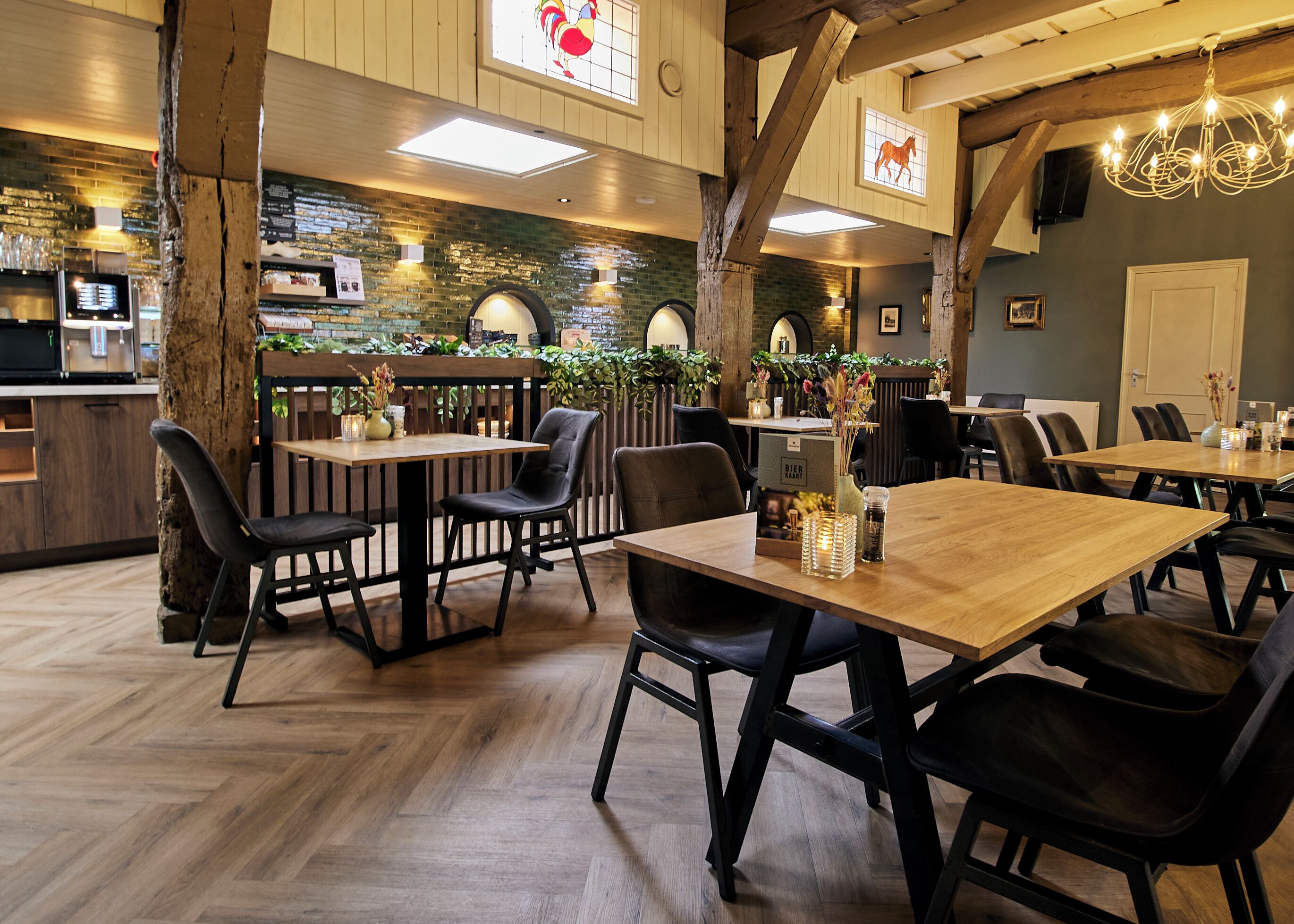 Interno di un ristorante con tavoli e sedie in legno, una zona bar e un'atmosfera rustica.