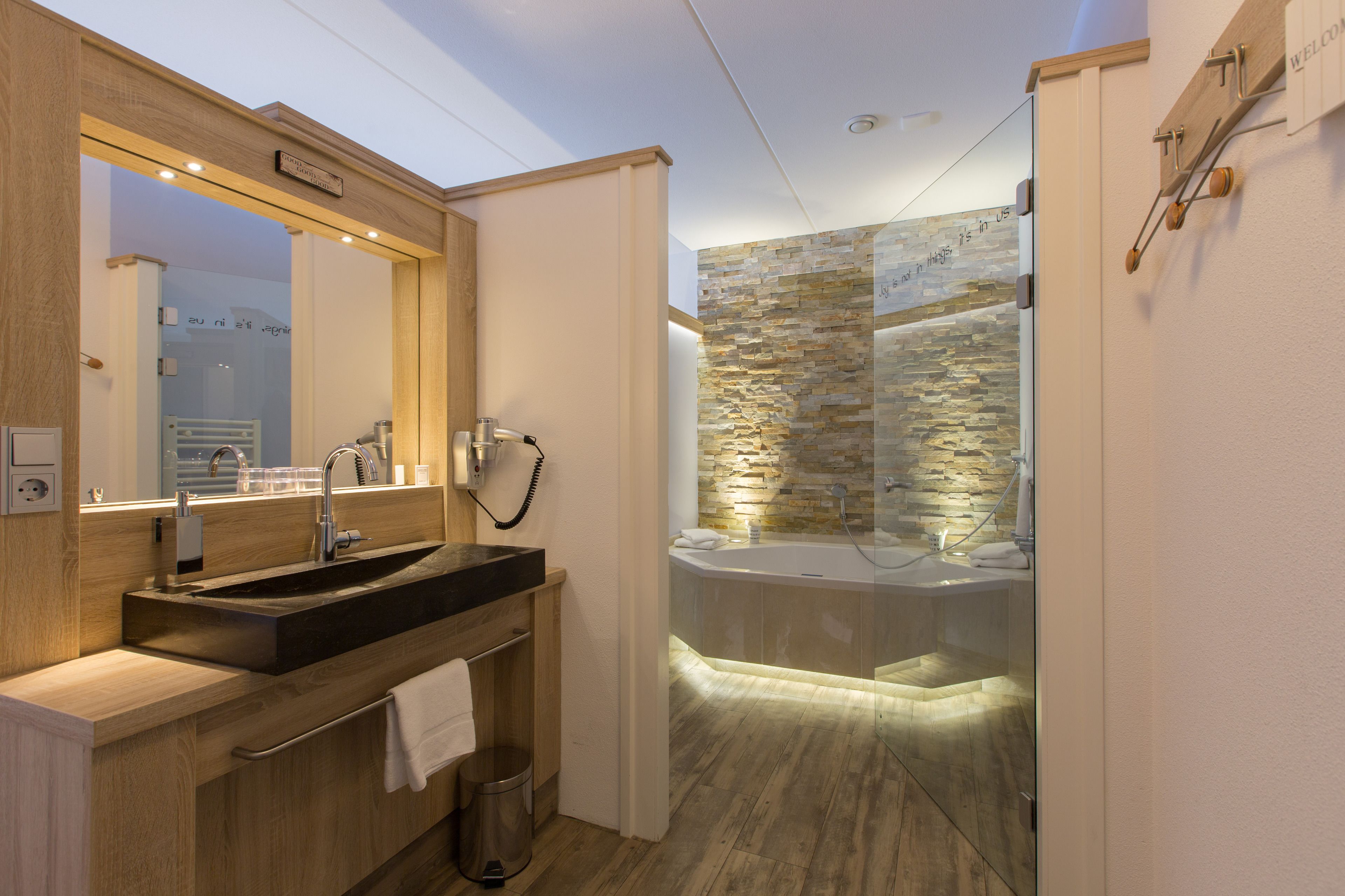 honeymoon suite | bathroom | free toiletries, hair dryer, towels, soap