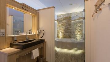 Honeymoon Suite | Bathroom | Free toiletries, hair dryer, towels, soap