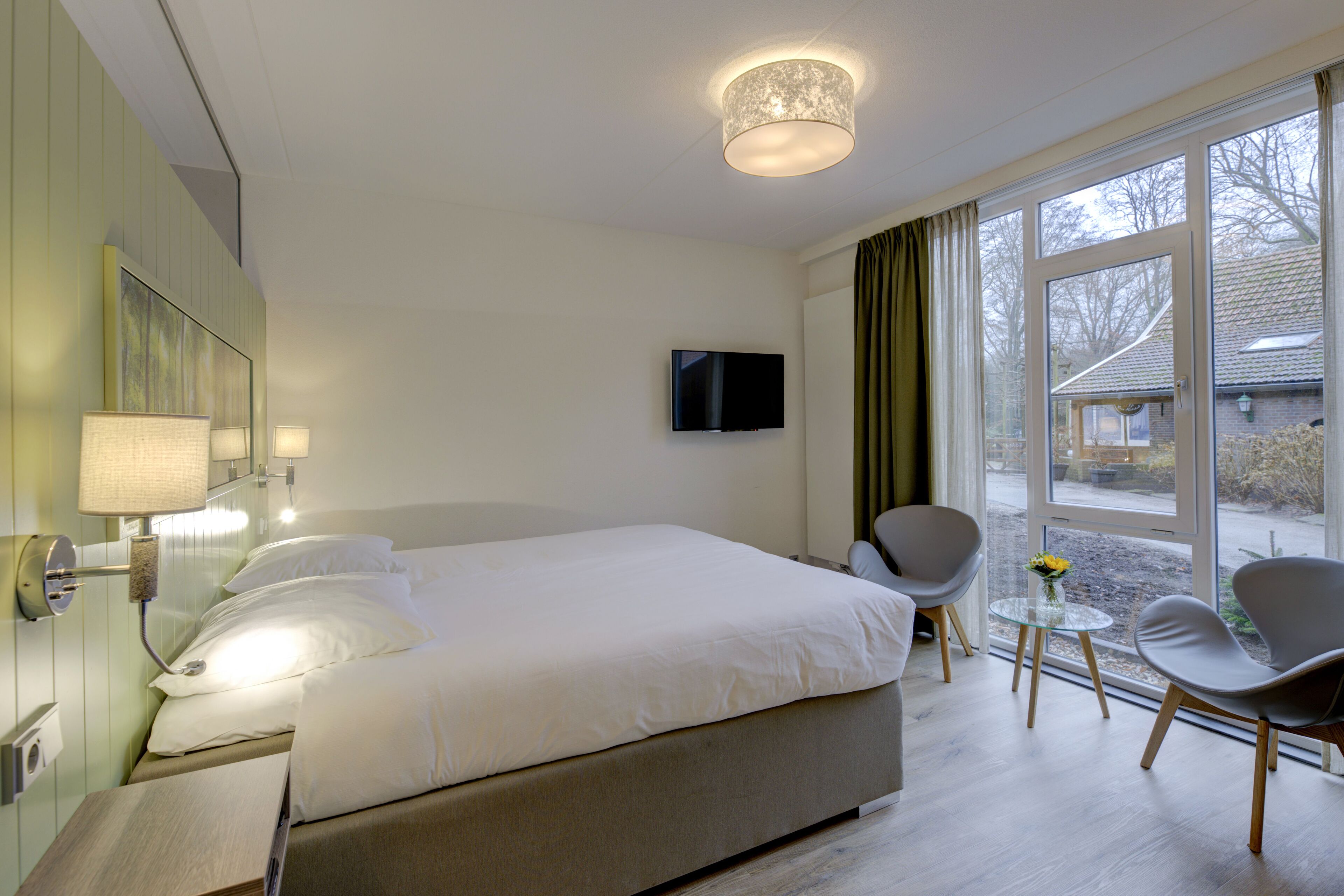 comfort room | premium bedding, in-room safe, desk, laptop workspace