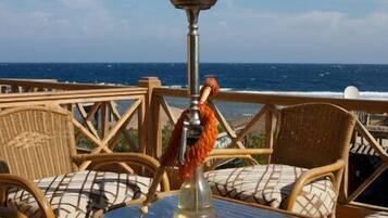 Mittagessen und Abendessen, Blick auf den Strand