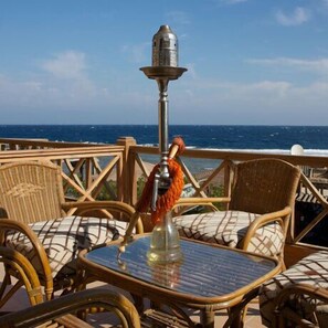 Déjeuner et dîner servis sur place, vue sur la plage 