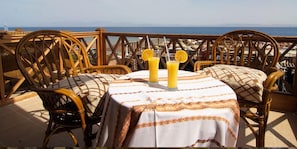 Mittagessen und Abendessen, Blick auf den Strand