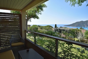 Habitación, terraza, vistas al mar | Vistas desde la habitación