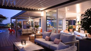 An outdoor seating area with a modern design, including a sofa and a table. - Hôtel Alivi di Santa Giulia (Porto-Vecchio)