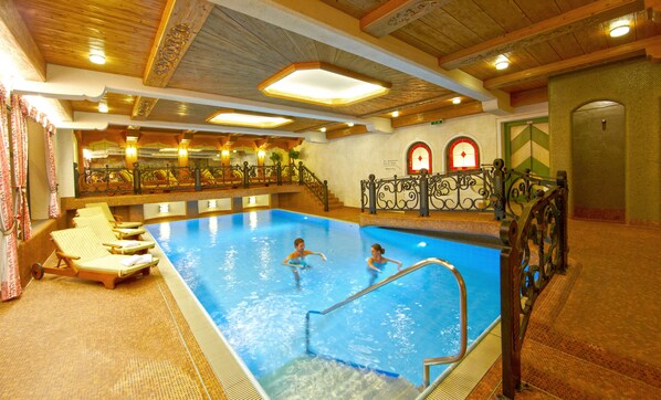 Innenpool, LiegestĂŒhle