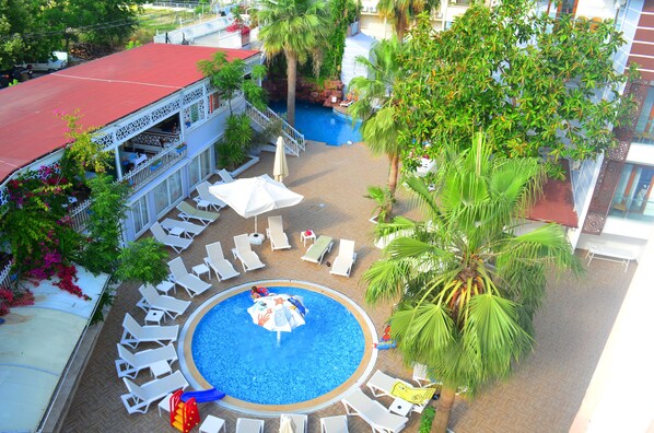 Outdoor pool, pool umbrellas, sun loungers - Side Nossa Hotel (Manavgat)