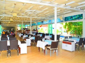 2 restaurantes; se sirven desayunos, almuerzos y cocina internacional 