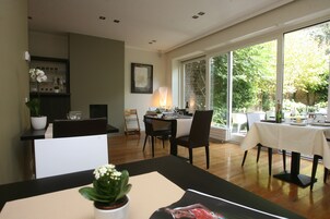 每日供应全套早餐（每人 EUR 12）