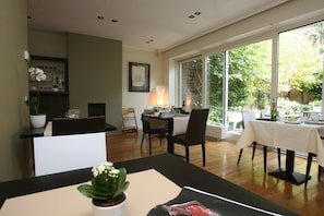 Petit déjeuner complet (12 EUR par personne)