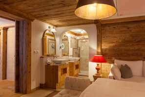 Family Room | Bathroom | Combined shower/tub, free toiletries, hair dryer, bathrobes - Hotel Berghof (Zermatt)