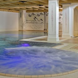 Bồn tắm spa trong nhà