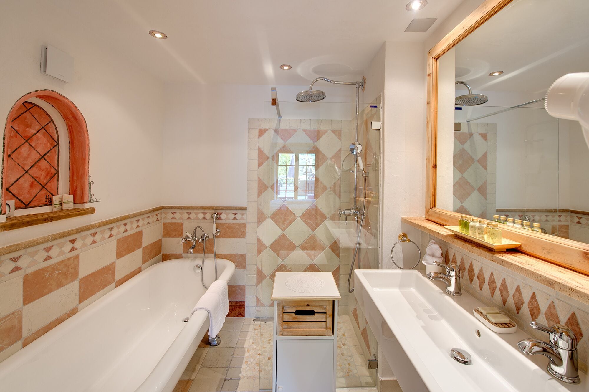 superior double room, 1 double bed | bathroom | combined shower/bathtub, free toiletries, hair dryer, bathrobes