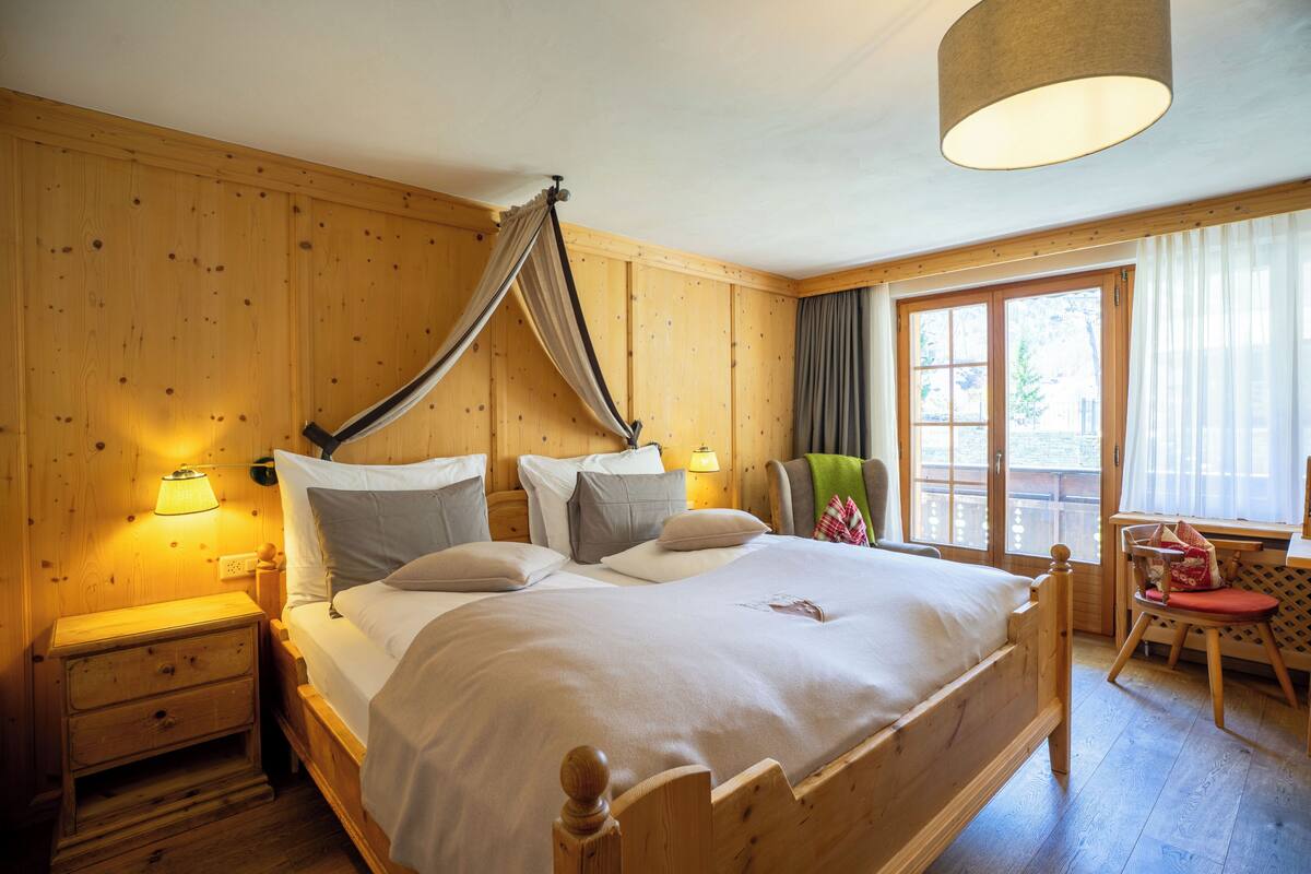Quarto casal romântico, vista para a montanha | Roupas de cama antialérgicas, edredons de pluma, cofres nos quartos