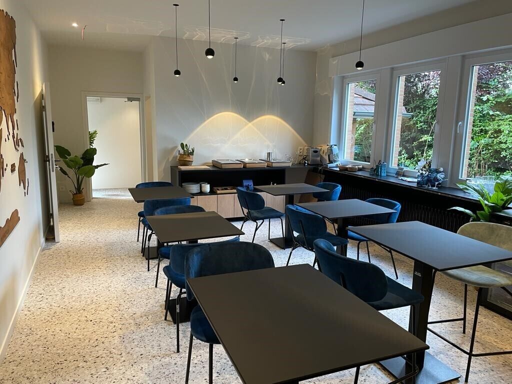 每日供應自助早餐 (每人 EUR18)