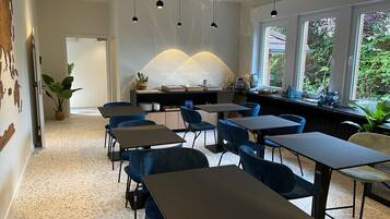 Tägliches Frühstücksbuffet (18 EUR pro Person)