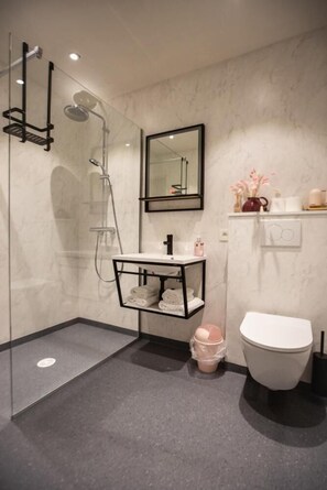 Rainfall showerhead, eco-friendly toiletries, towels - Elementum Hotel - B&B (Kortrijk)