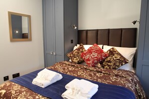 Bàn, phòng cách âm, bàn ủi/dụng cụ ủi quần áo 
