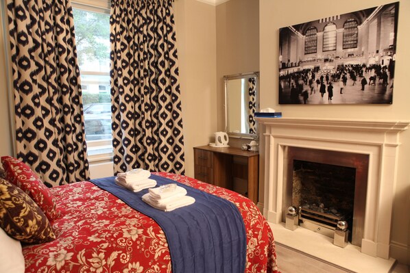 Escritorio, insonorización, tabla de planchar con plancha y wifi gratis 