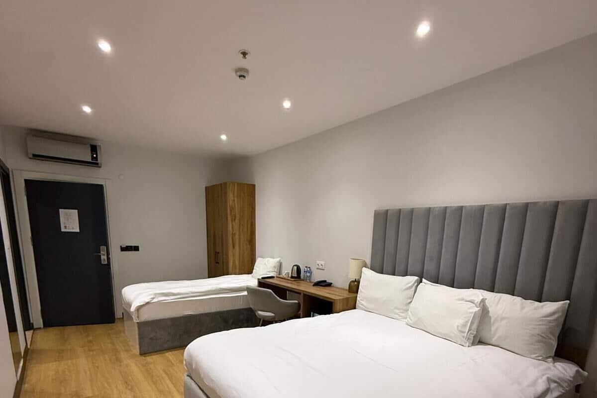 Chambre Triple Standard | Minibar, coffres-forts dans les chambres, lits bébé (gratuits)