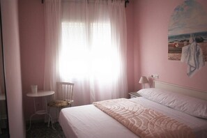 Escritorio, cortinas blackout, sistema de insonorización y wifi gratis 