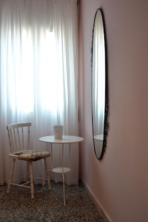 Desk, blackout drapes, soundproofing, free WiFi - Hostal Isabel II (Figueres)
