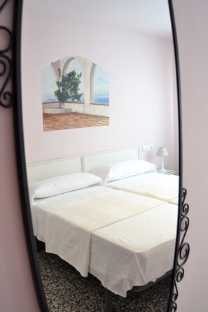 Standard Room | Desk, blackout drapes, soundproofing, free WiFi - Hostal Isabel II (Figueres)