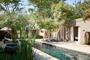 Sauna, hot tub, steam room, aromatherapy, hot stone massages