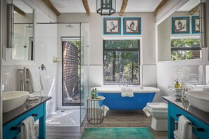 Room (Waterside House) | Bathroom | Separate tub and shower, deep soaking tub, rainfall showerhead - Royal Malewane (Hoedspruit)