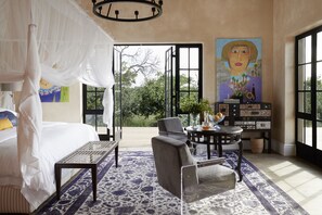 Ropa de cama de alta calidad y artículos del minibar gratis 