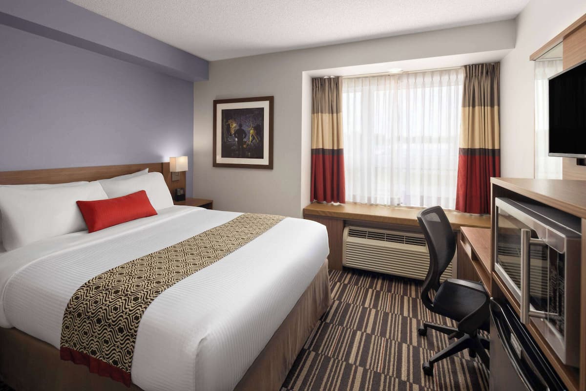 Room, 1 Queen Bed, Microwave | Pillow-top beds, desk, blackout curtains, iron/ironing board