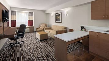 Suite - 1 queensize-seng - ikke-ryger | Senge med topmadrasser, skrivebord, mørklægningsgardiner