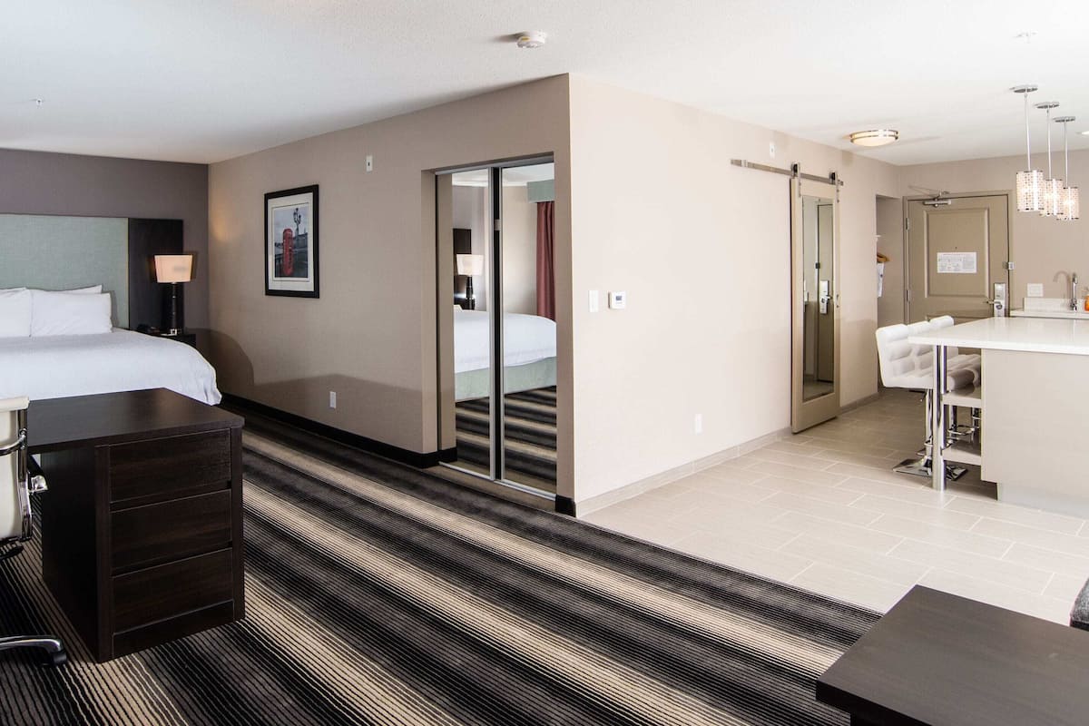 Roupas de cama premium, escrivaninha, espaço de trabalho para notebook