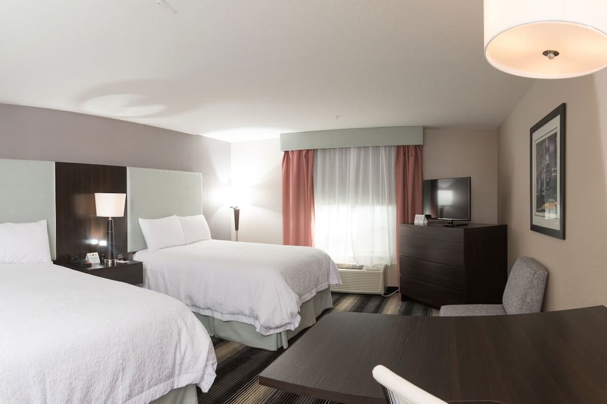 Roupas de cama premium, escrivaninha, espaço de trabalho para notebook